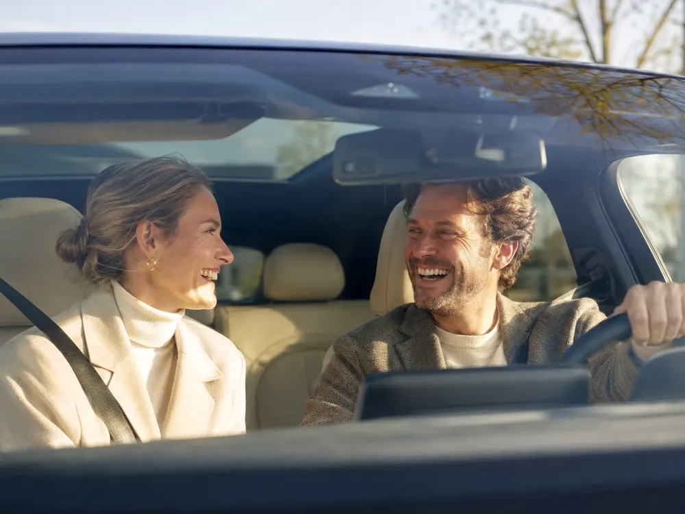 Tevreden stel in hun nieuwe auto