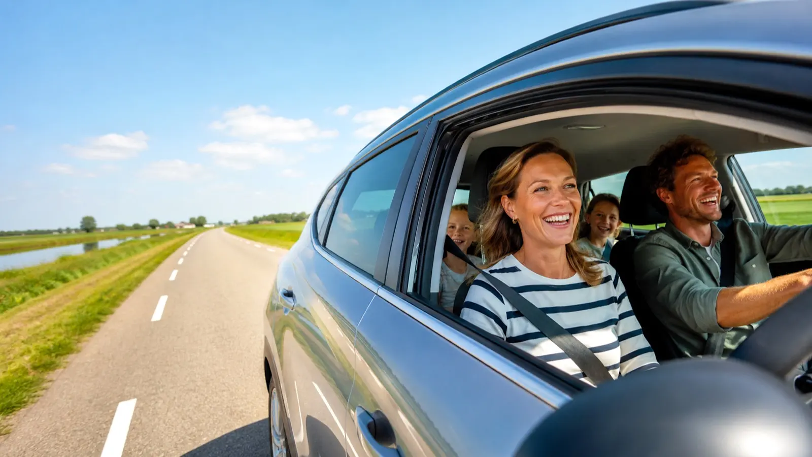 Blij gezin onderweg in hun nieuwe auto op een Hollandse weg